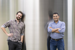 Für mehr Transparenz: Julius von Kügelgen (links) und Amir Hossein Karimi entwickeln Modelle, die nachvollziehbare Entscheidungen über eine Kreditvergabe treffen.