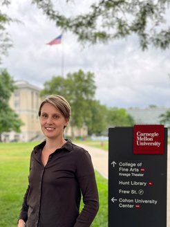 Franziska Bröker auf dem Campus der Carnegie Mellon University in Pittsburgh