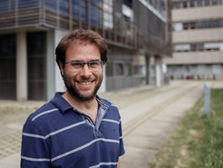 Awardee Gal Ofir in front of the Max Planck Institute for Biology in Tübingen