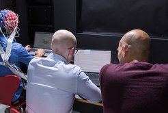 Mit etablierten und nicht-invasiven Verfahren wie der Elektroenzephalografie (EEG) können Lernprozesse und Lernerfolge des menschlichen Gehirns verfolgt werden.