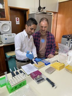 Dr. Ulrich Lutz mit Arvind Ramburn aus dem Parmessur-Team während einer Schulung im Labor der Biotechnologieabteilung des MSIRI © Ulrich Lutz