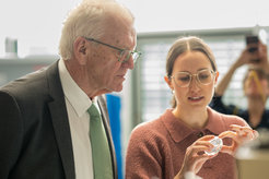 Doktorandin Romy Petroll erklärt Ministerpräsident Winfried Kretschmann die Rotalgen-Zucht