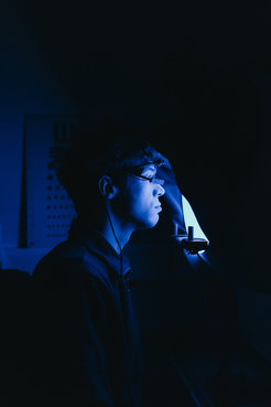 Blaues und vor allem helles künstliches Licht löst in den Ganglienzellen der Netzhaut Signale aus, die das Schlafhormon Melatonin unterdrücken und auch die Pupillengröße beeinflussen. Über den Pupillenreflex messen die Forschenden, wie hier im Bild, wie empfindlich diese Zellen auf das äußere Licht reagieren.