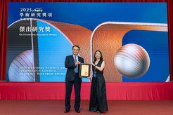 Dr. Yen-Ping Hsueh receiving the NSTC Outstanding Research Award in Taipei.